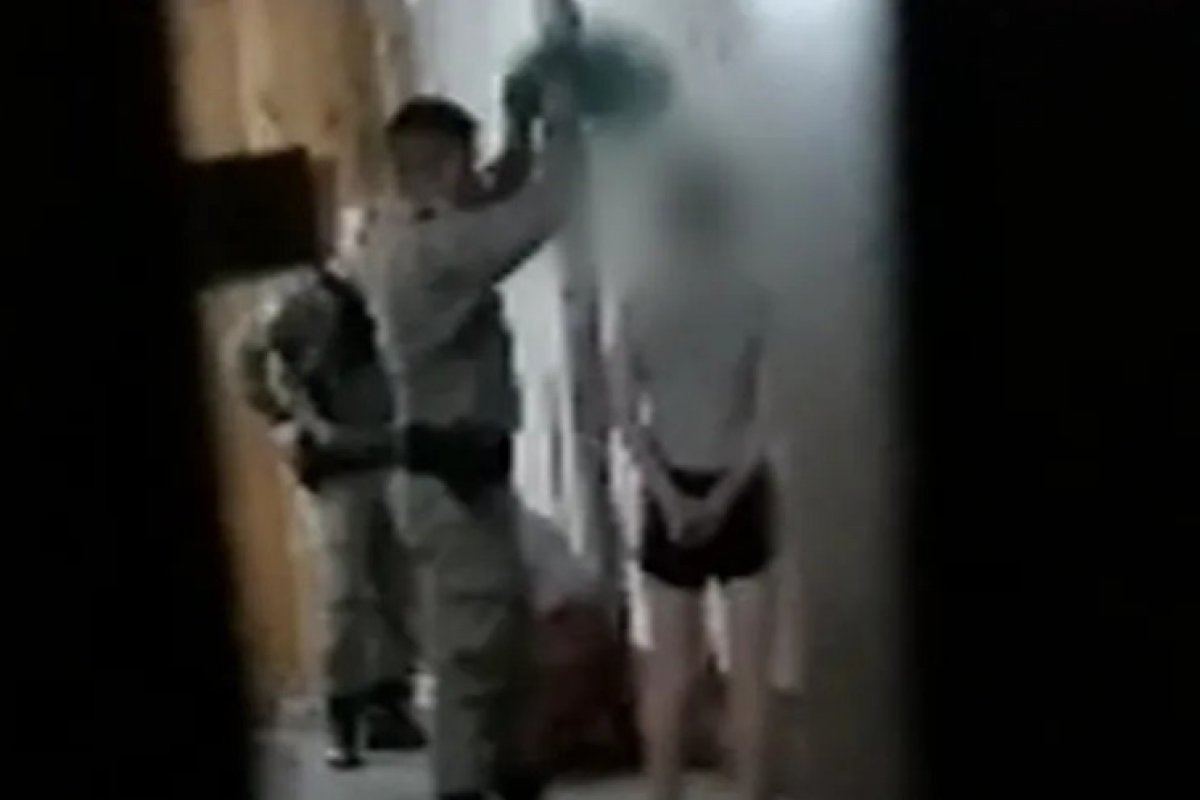 Policiais que colocaram sacola na cabeça de mulher viram réus por tortura, roubo e ameaça 