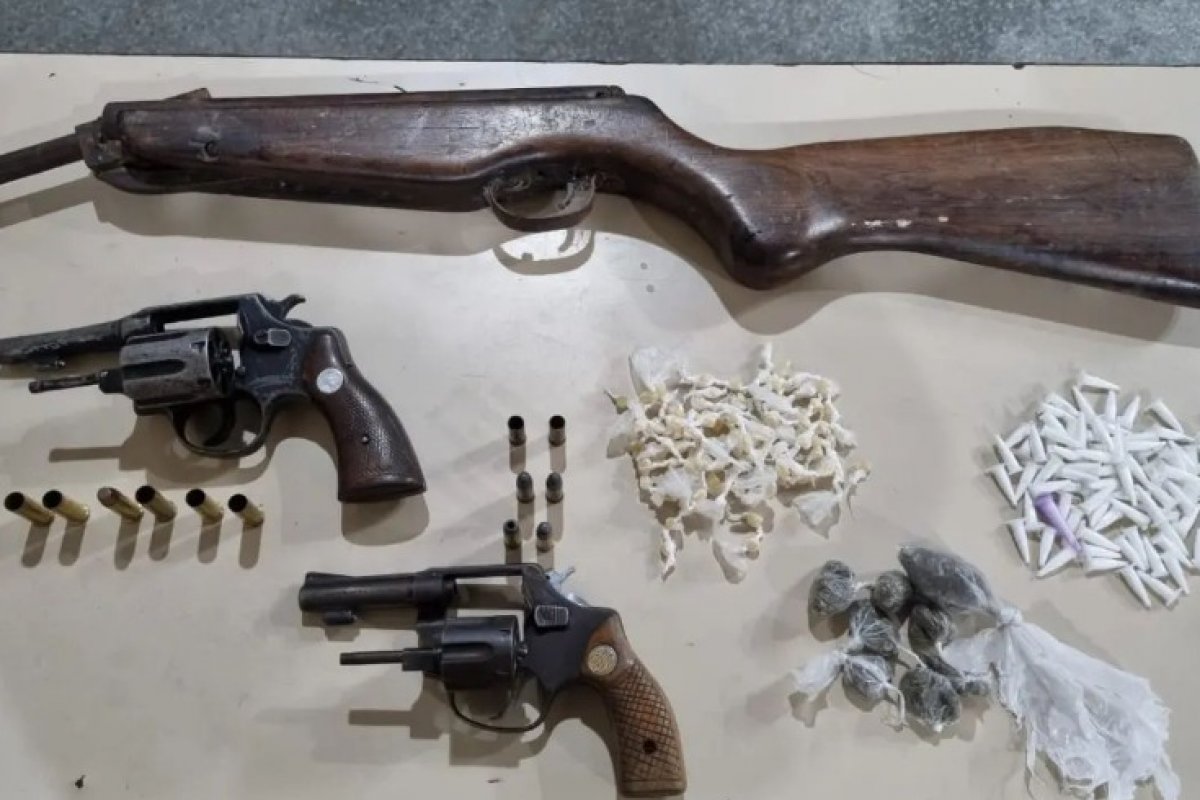 Operação da PM apreende armas e drogas na cidade de Jequié (BA)