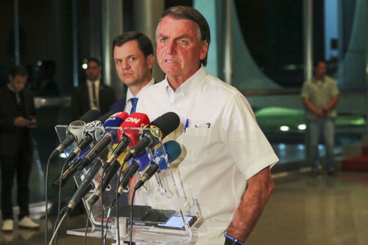 Bolsonaro altera biografia em perfis de redes sociais para 'ex-presidente'