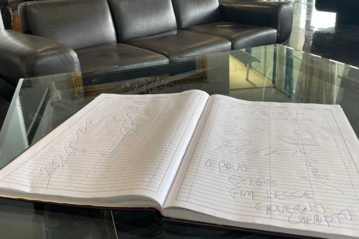 Durante invasão ao Plenário, manifestantes assinaram livro de visitas do Museu do Senado