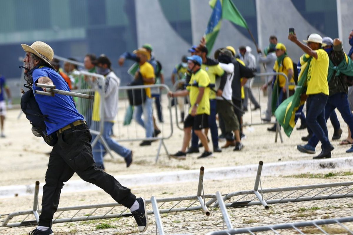 Pesquisa aponta que 37% dos eleitores de Bolsonaro são a favor dos atos em Brasília