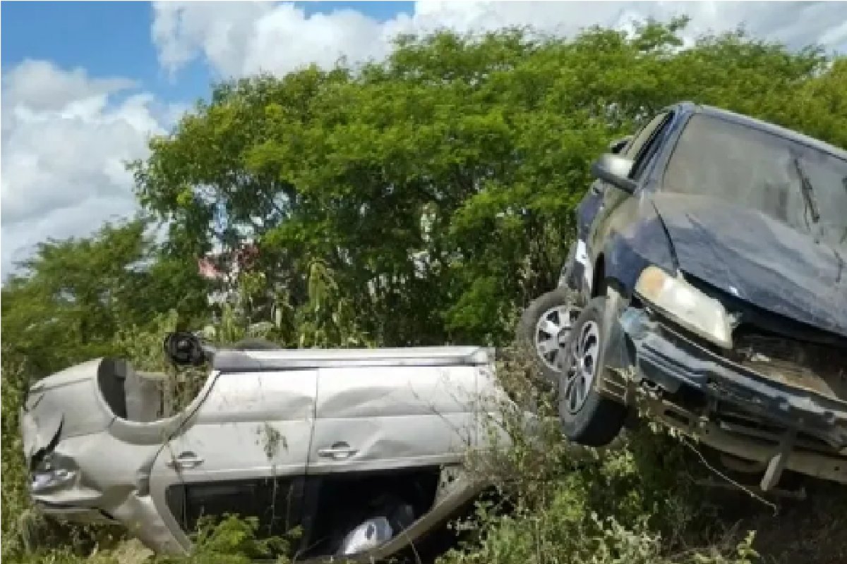 Batida entre dois carros deixa cinco pessoas feridas na BR-324