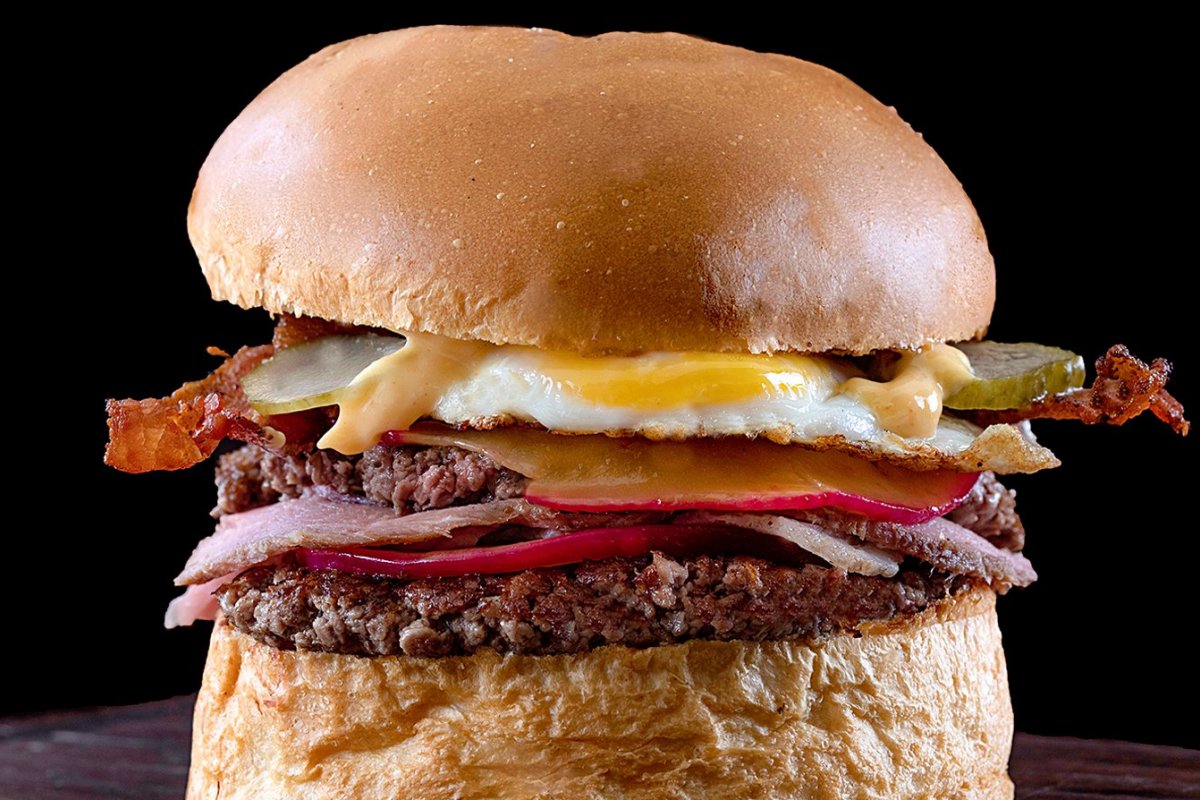 Hamburgueria artesanal do Rio Vermelho apresenta Burgão e Dogão para a turma do pós -balada e para os que gostam de terminar a noite de barriga cheia! 