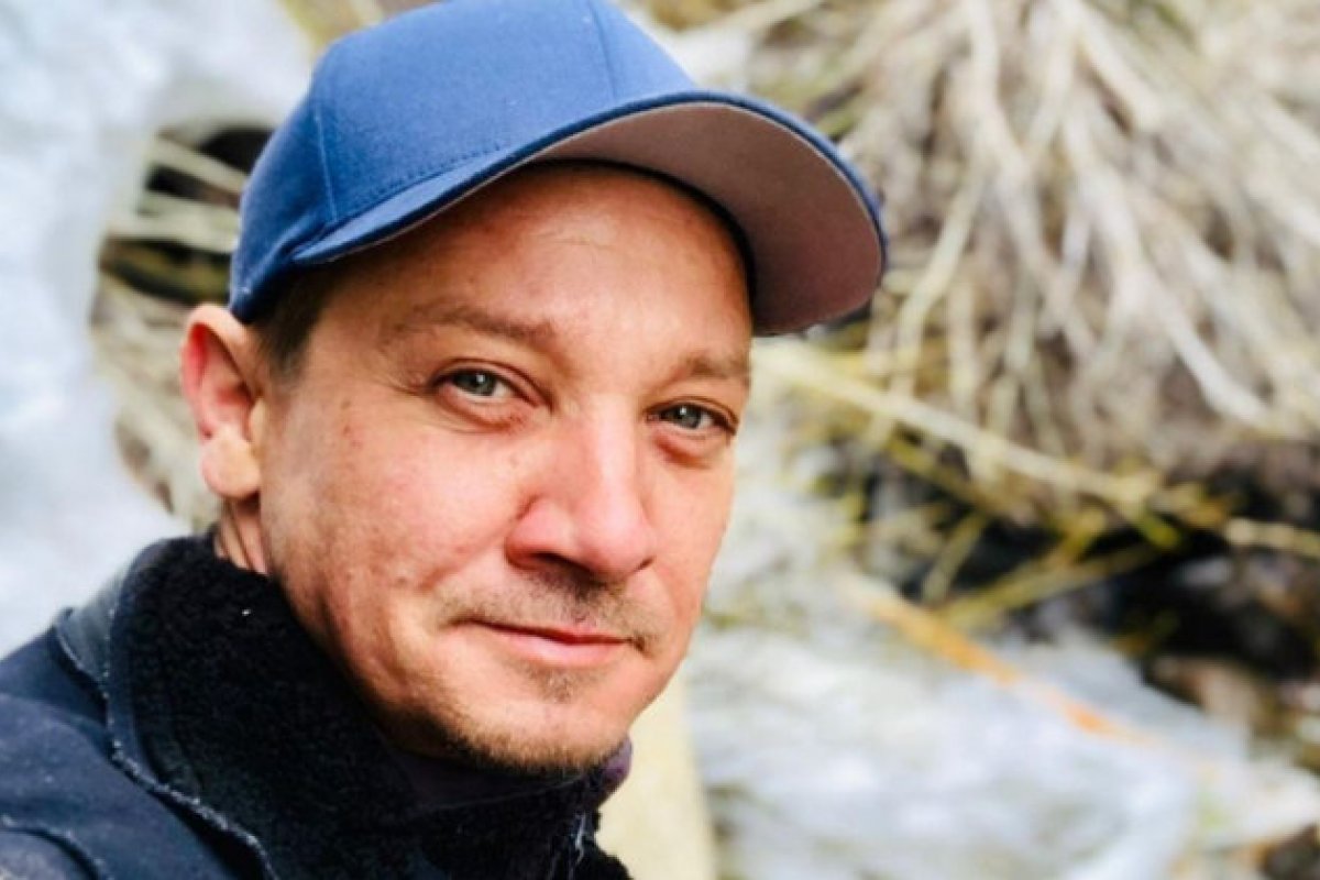 Jeremy Renner recebe alta hospitalar após grave acidente na neve