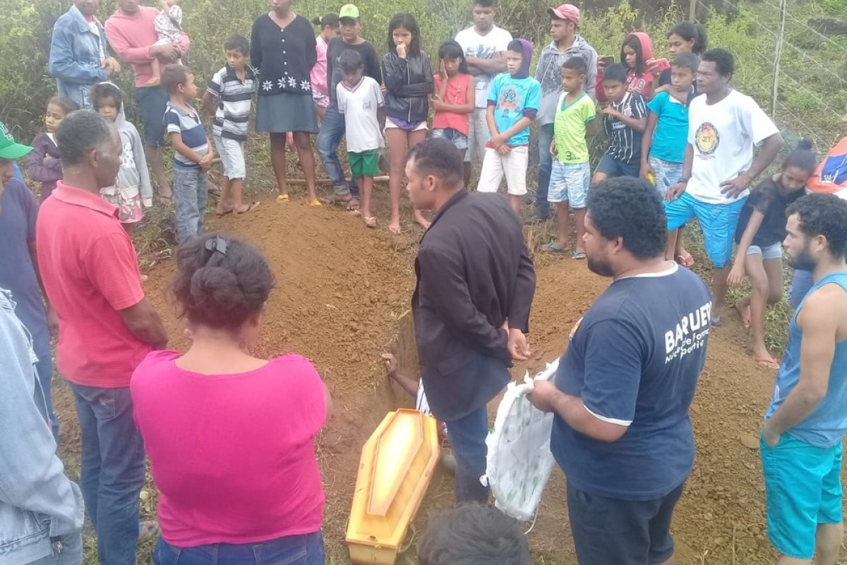 Bebê que esperou 40 minutos para ser atendido em hospital é enterrado no interior do estado 