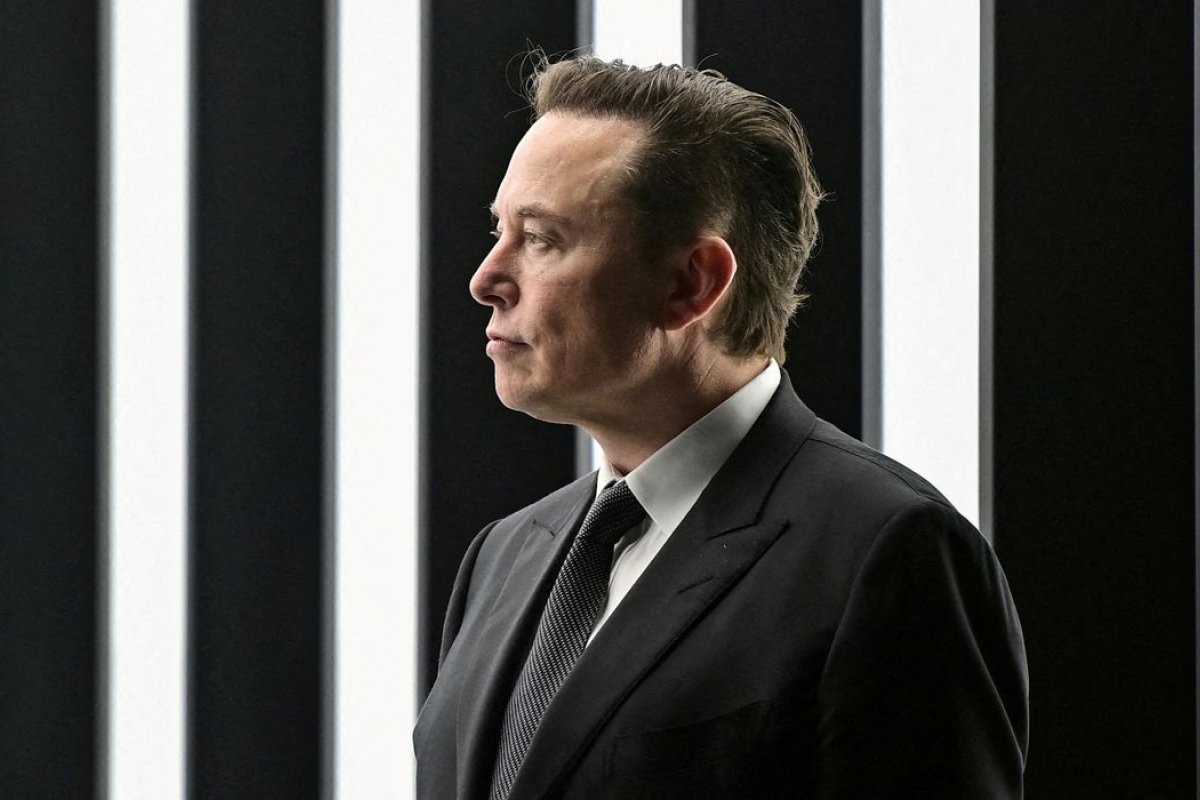 Para reduzir custos, Elon Musk leiloa mobília do Twitter