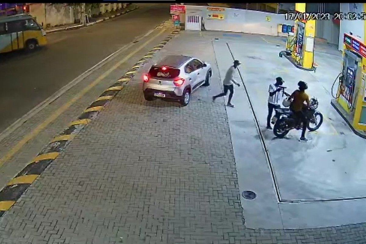 Homem tem a moto roubada em posto de combustíveis na cidade de Lauro de Freitas 