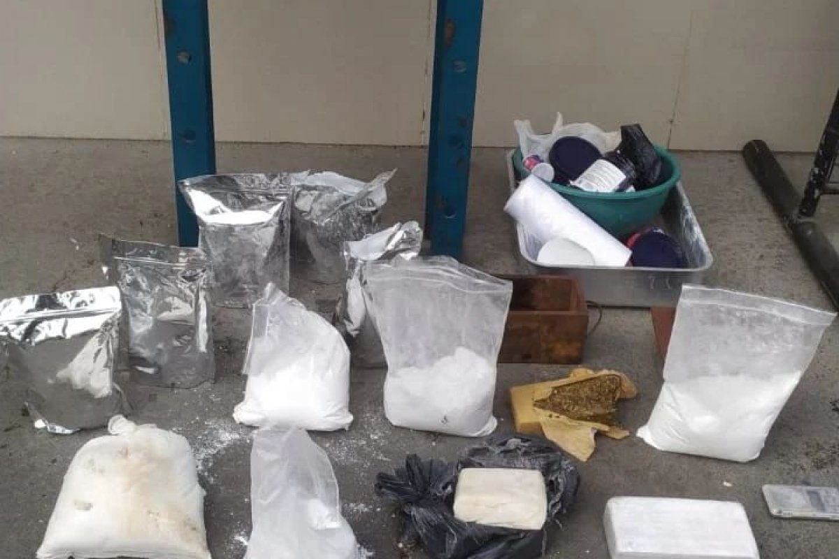 PM descobre laboratório de refino de drogas em Itabuna