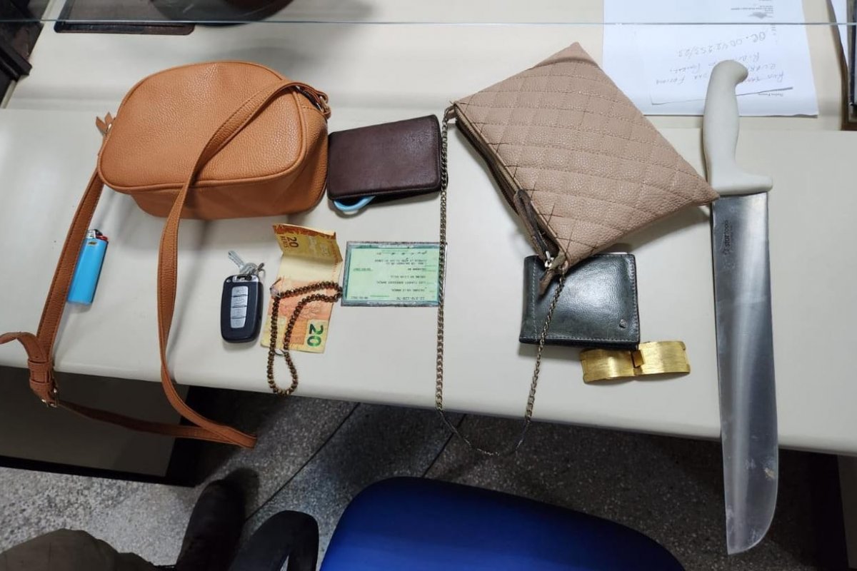 Adolescentes são detidos após roubarem celulares no Rio Vermelho