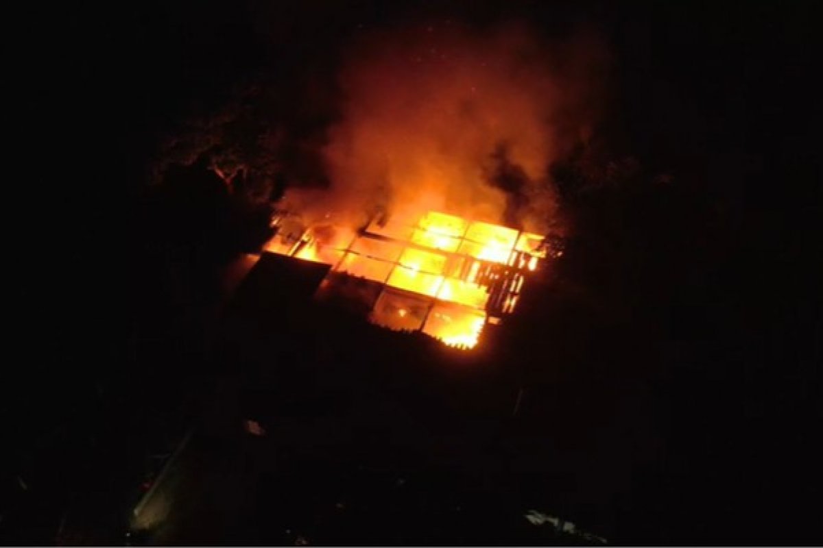 Galpão de almoxarifado da Embasa pega fogo em Salvador