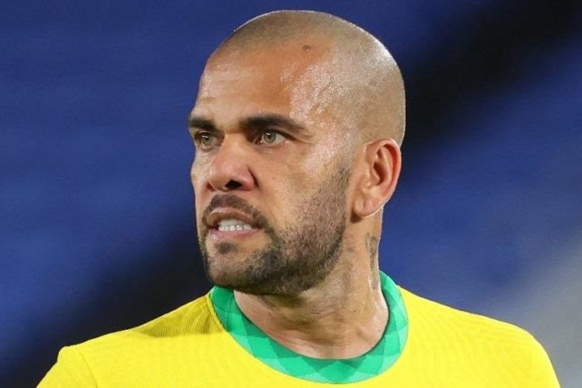Daniel Alves fez sexo “consensual” com mulher que o acusa de assédio, diz jornal