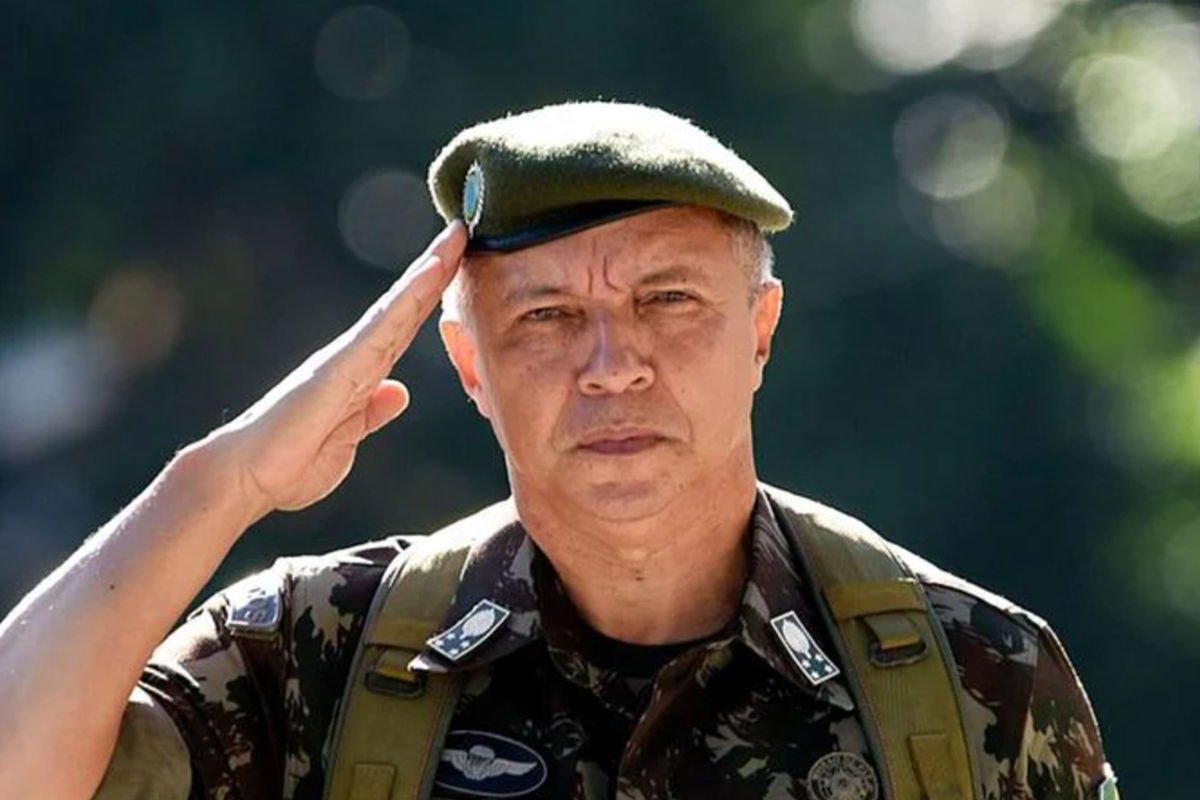 Lula demite comandante do Exército