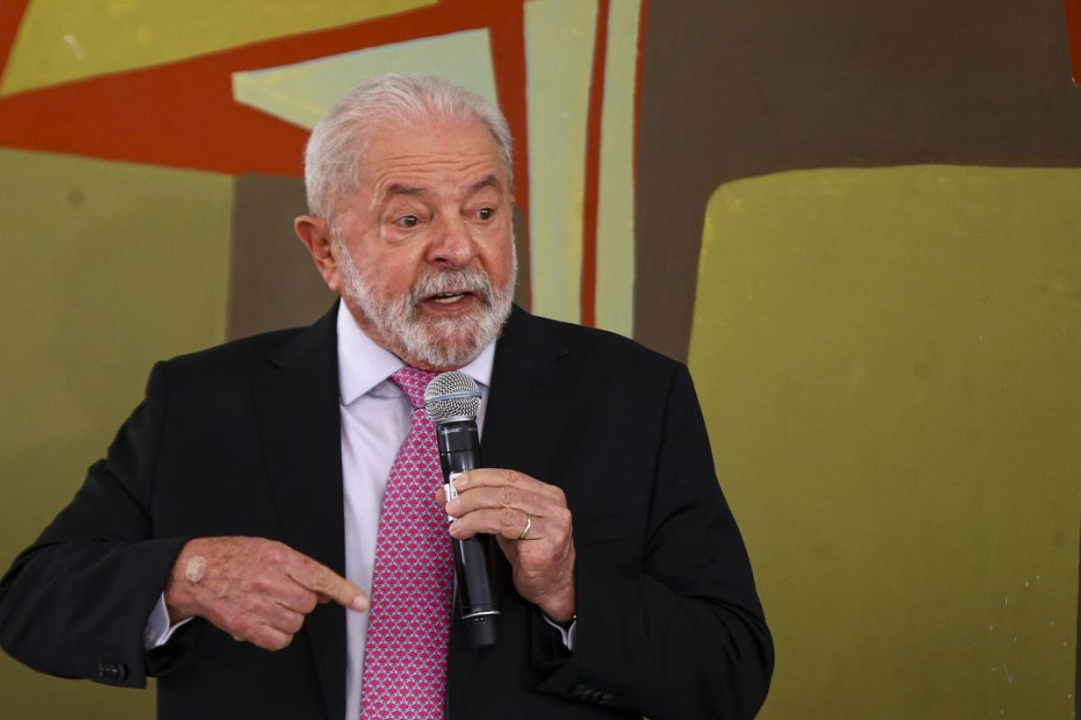 Depois da PF, Lula pretende mudar superintendentes da Receita
