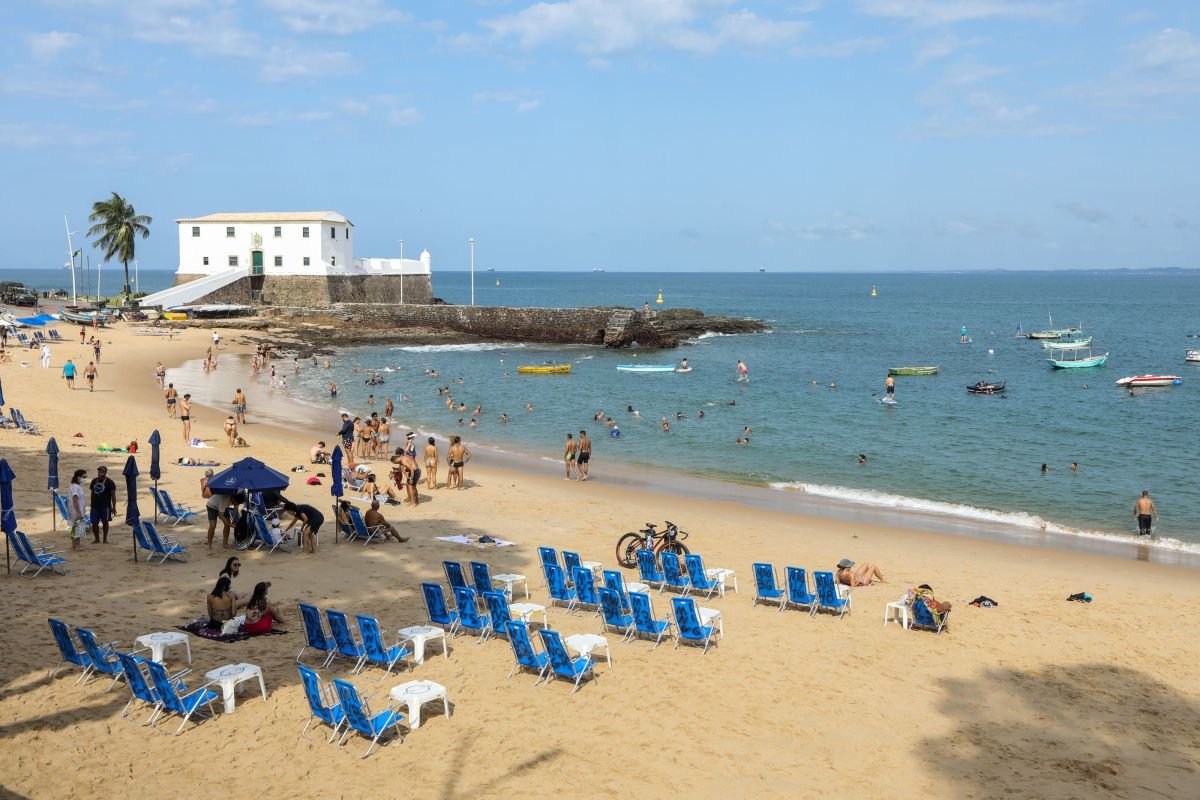 Praia do Porto da Barra, em Salvador, está imprópria para banho neste domingo (22), aponta Inema