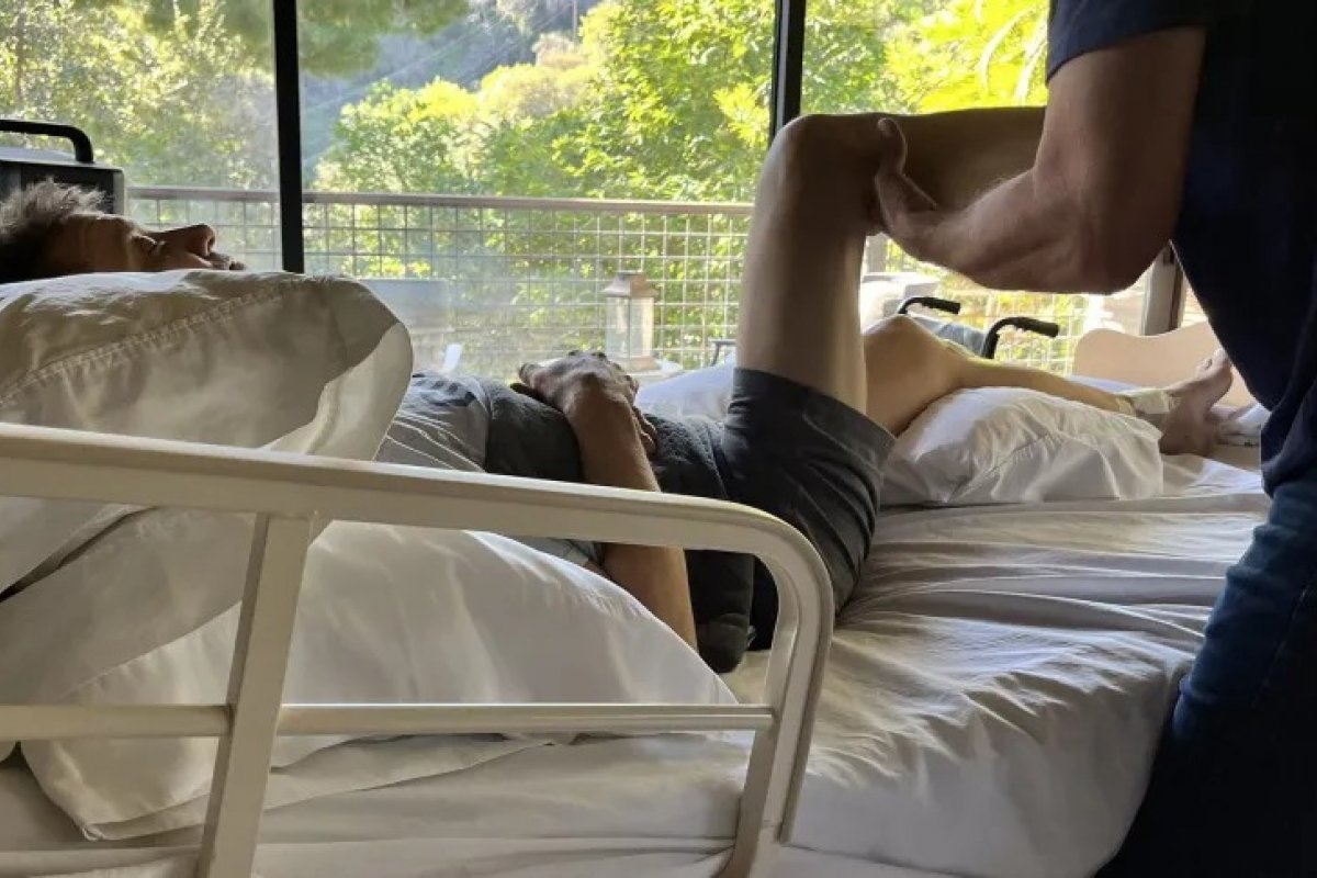 Jeremy Renner diz ter quebrado mais de 30 ossos em acidente