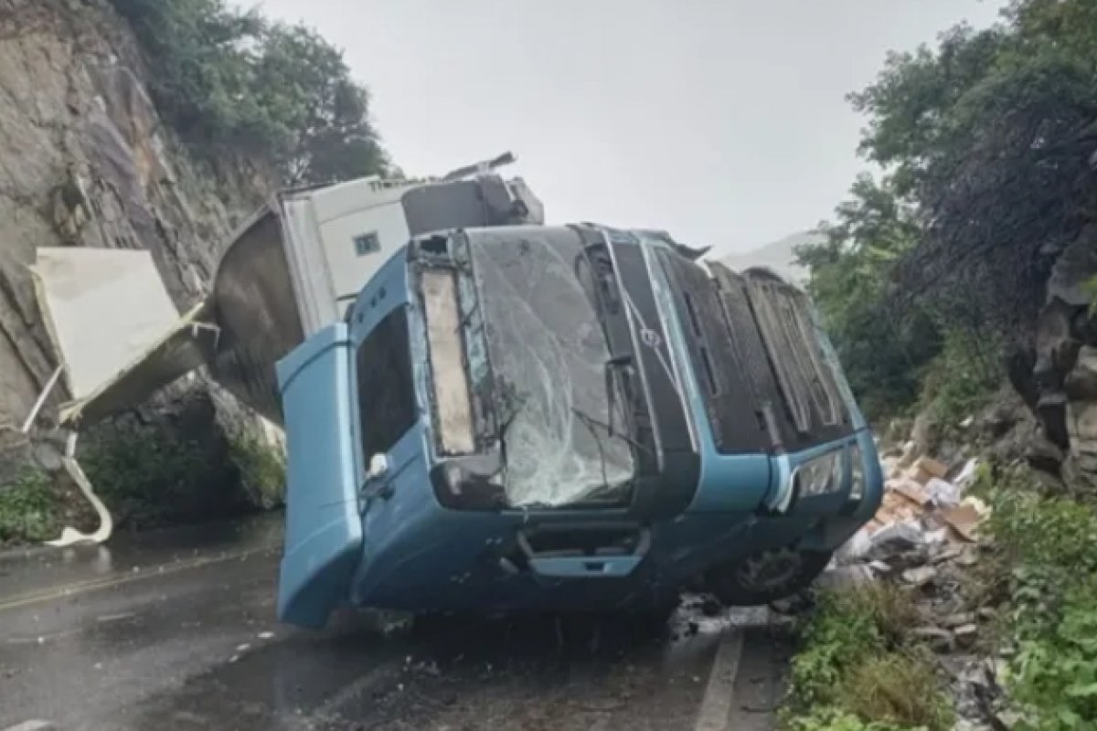 Carreta que transportava camarão tomba em rodovia no oeste da Bahia; carga é saqueada