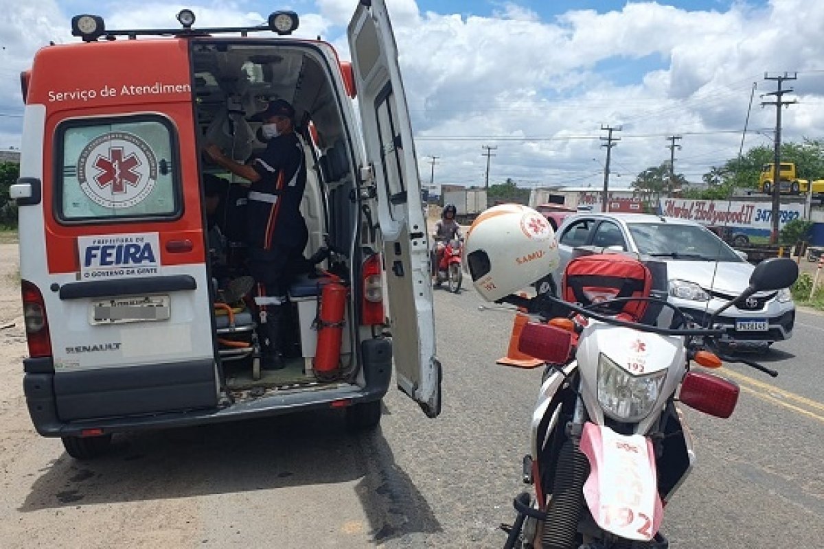 Colisão entre duas motos deixa um ferido na Avenida Eduardo Fróes da Mota em Feira de Santana