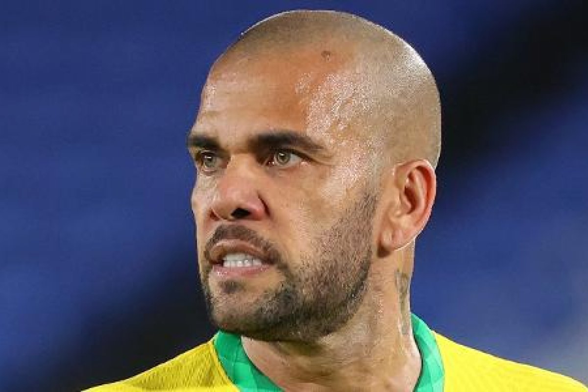 Jovem que acusa Daniel Alves de estupro usa antivirais para evitar ISTs, diz advogada 
