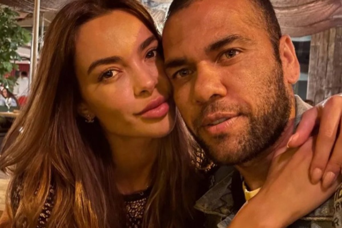 Esposa de Daniel Alves deleta fotos com marido nas redes sociais
