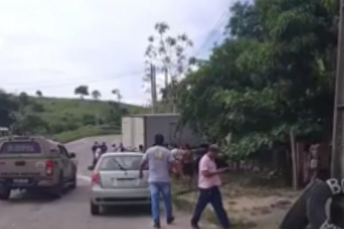 Jovem de 18 anos morre em acidente envolvendo carro e caminhão no sul da Bahia