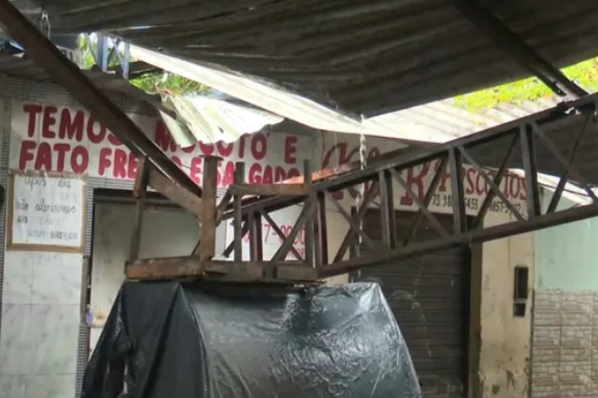 Cobertura de feira livre cede após chuva em Itabuna, no sul da Bahia
