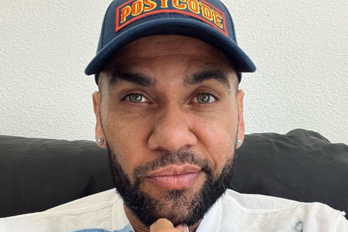 Defesa de Daniel Alves tem novo plano para tentar tirar jogador da prisão, diz TV espanhola