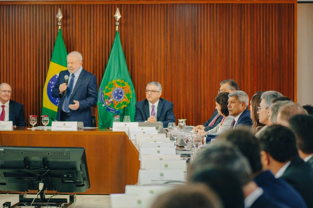 Jerônimo apresenta demandas da Bahia em reunião de governadores com o presidente Lula