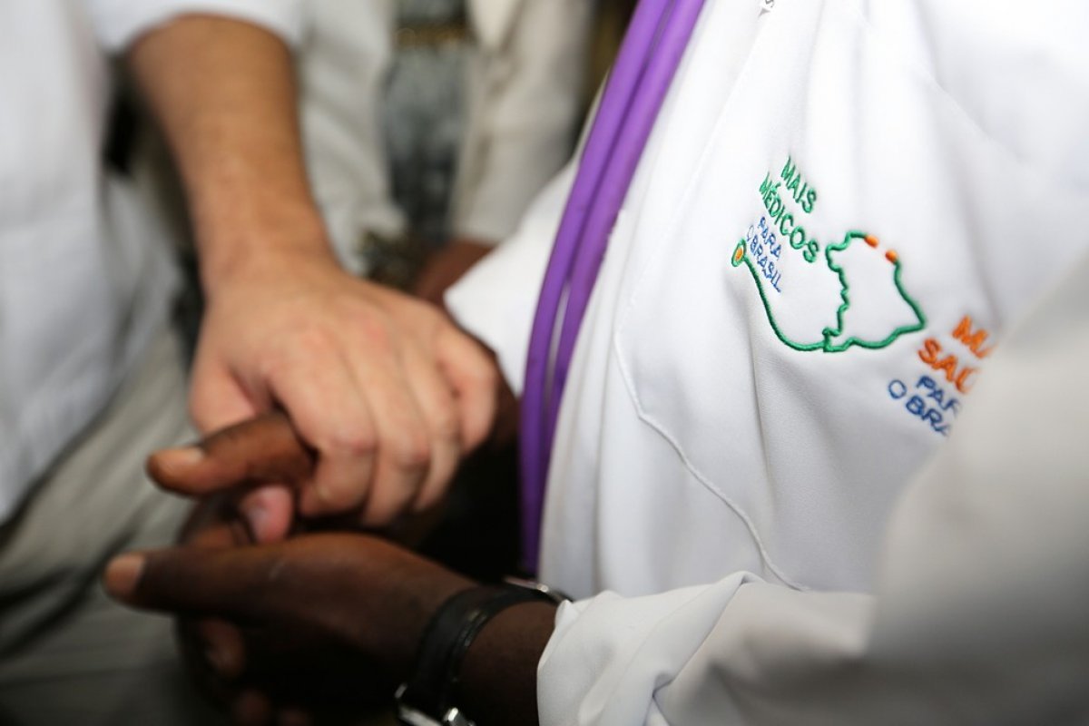 Médicos cubanos devem ser recontratados para programa Mais Médicos, diz Justiça