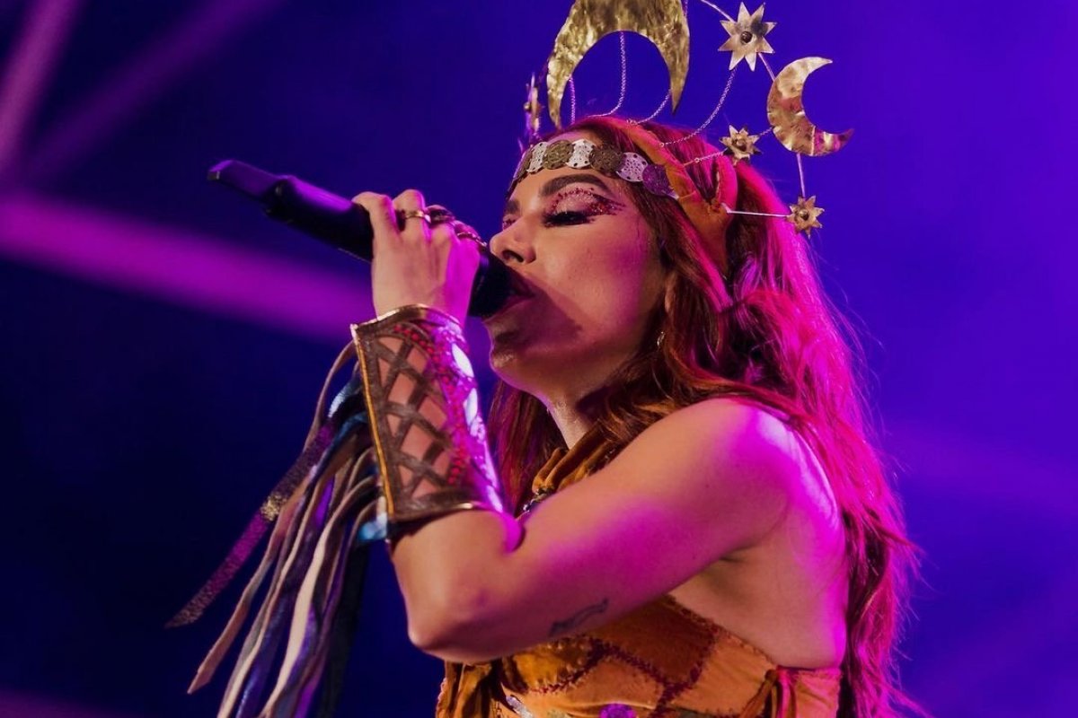 Veja vídeo! Fã joga celular em Anitta durante show e ela manda recado curto e grosso! 