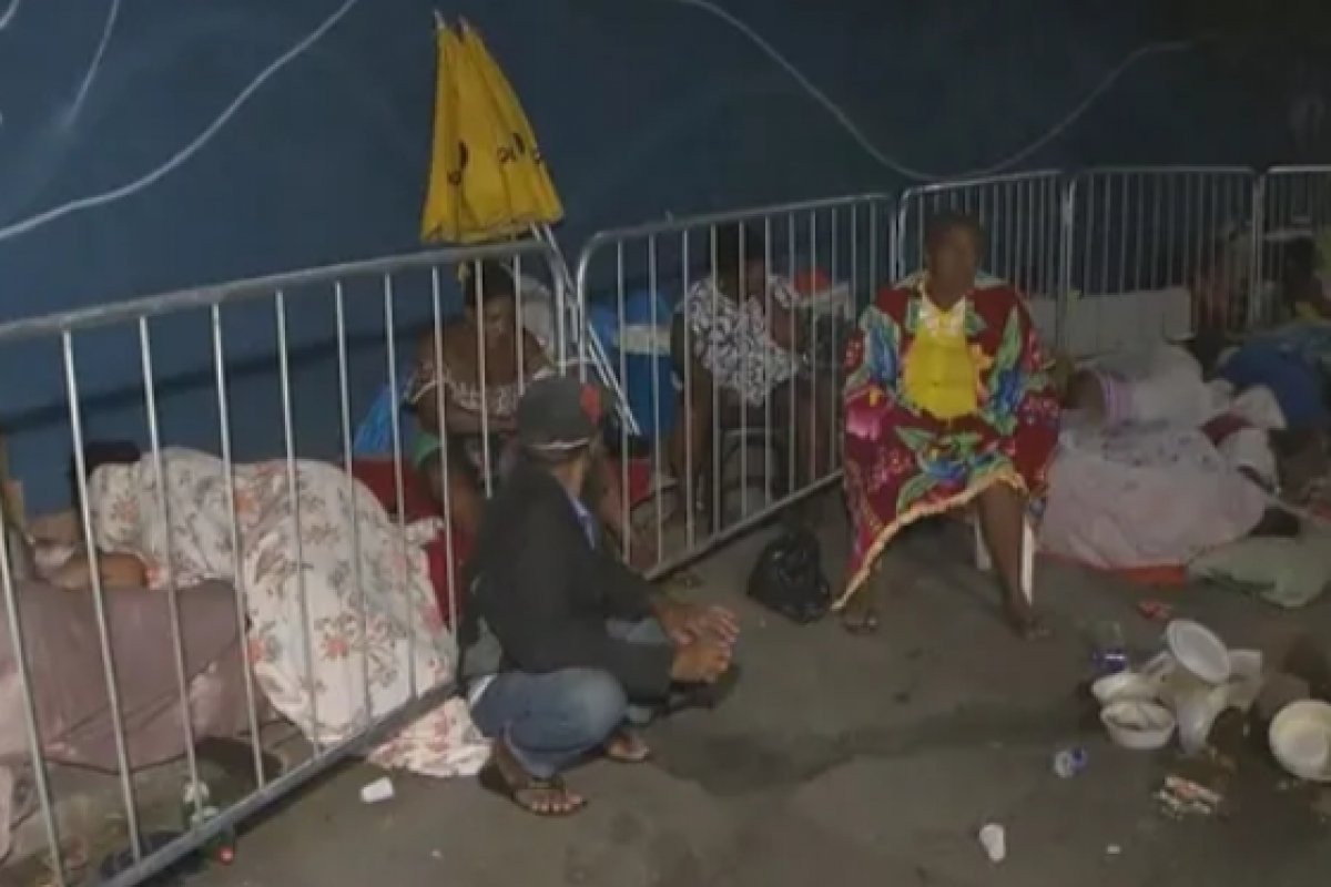 Salvador: ambulantes dormem em fila para fazer credenciamento e trabalhar durante Festa de Iemanjá, na próxima quinta (2)