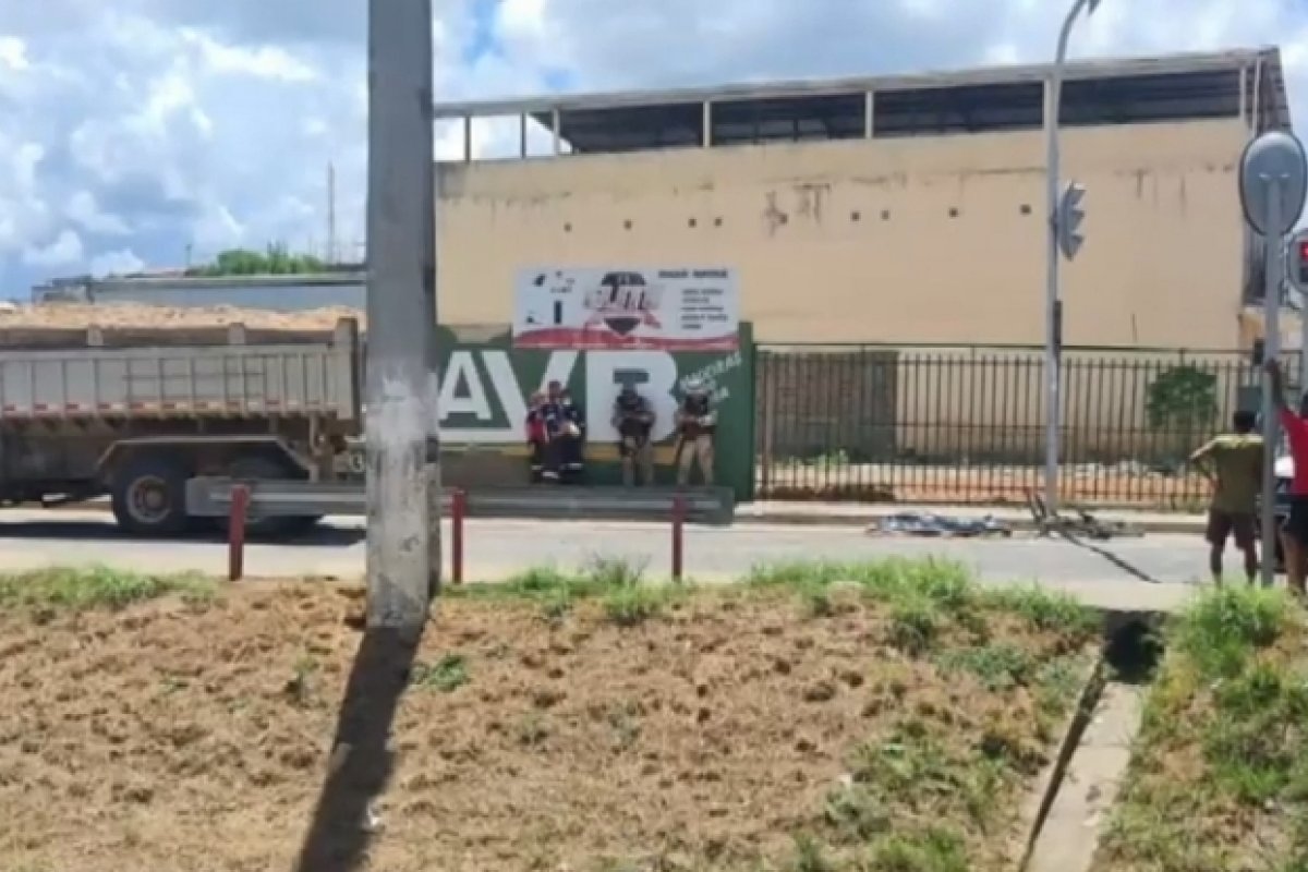 Ciclista morre após ser atropelada por caminhão caçamba em Jequié
