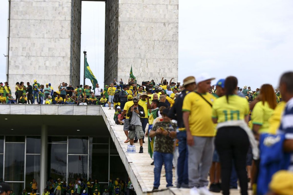 Justiça atende pedido da AGU e determina bloqueio de bens de 40 presos por manifestações em Brasília