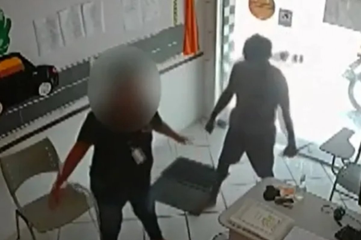 Homem armado com facas invade autoescola e rouba celular de funcionária em Salvador