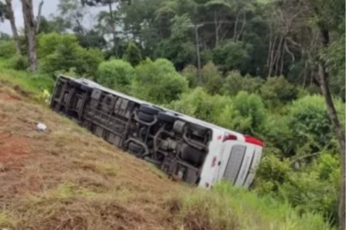 Ônibus de viagem tomba e deixa ao menos sete mortos no Paraná