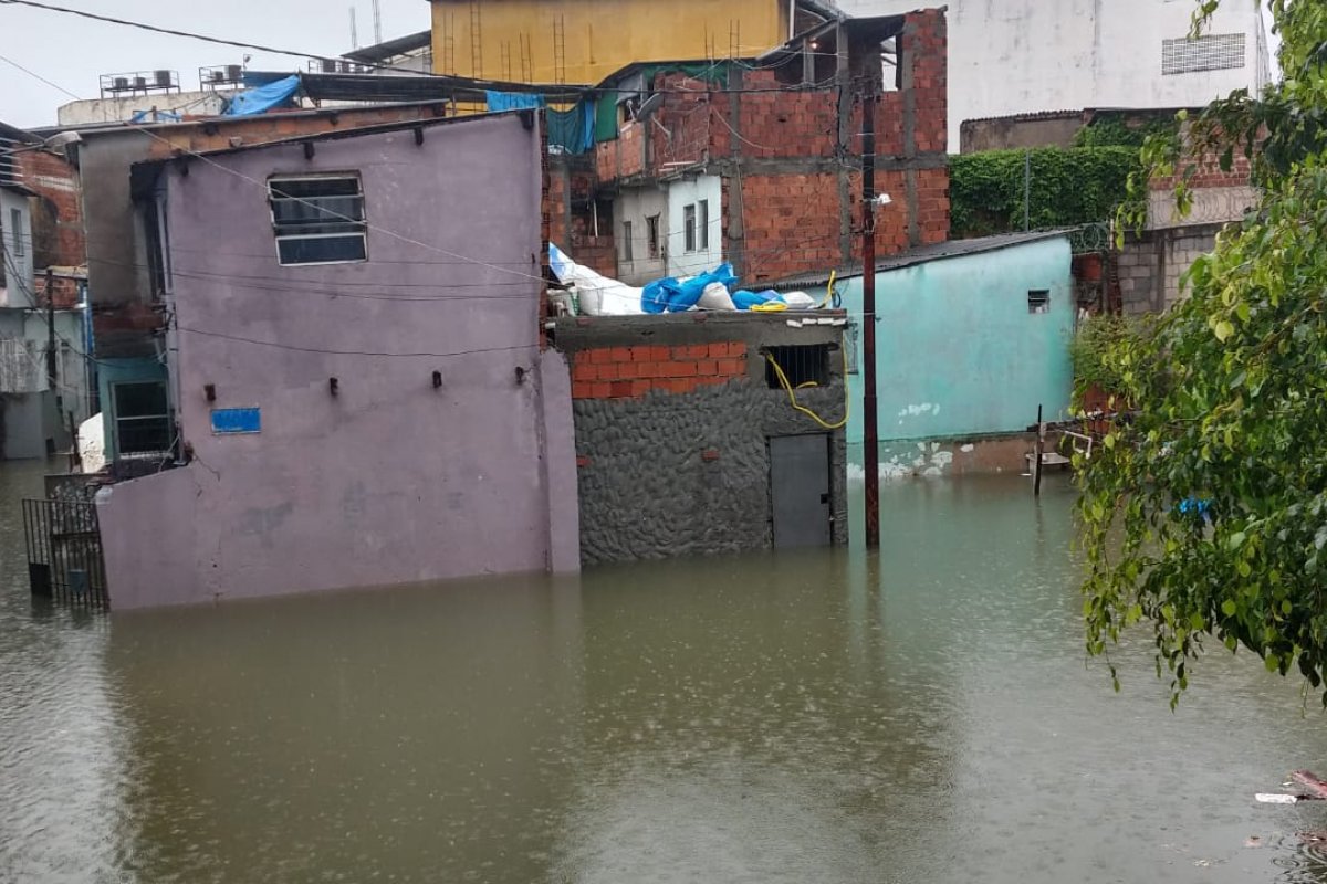 Prefeitura é culpada pelas inundações em Salvador, afirma Embasa