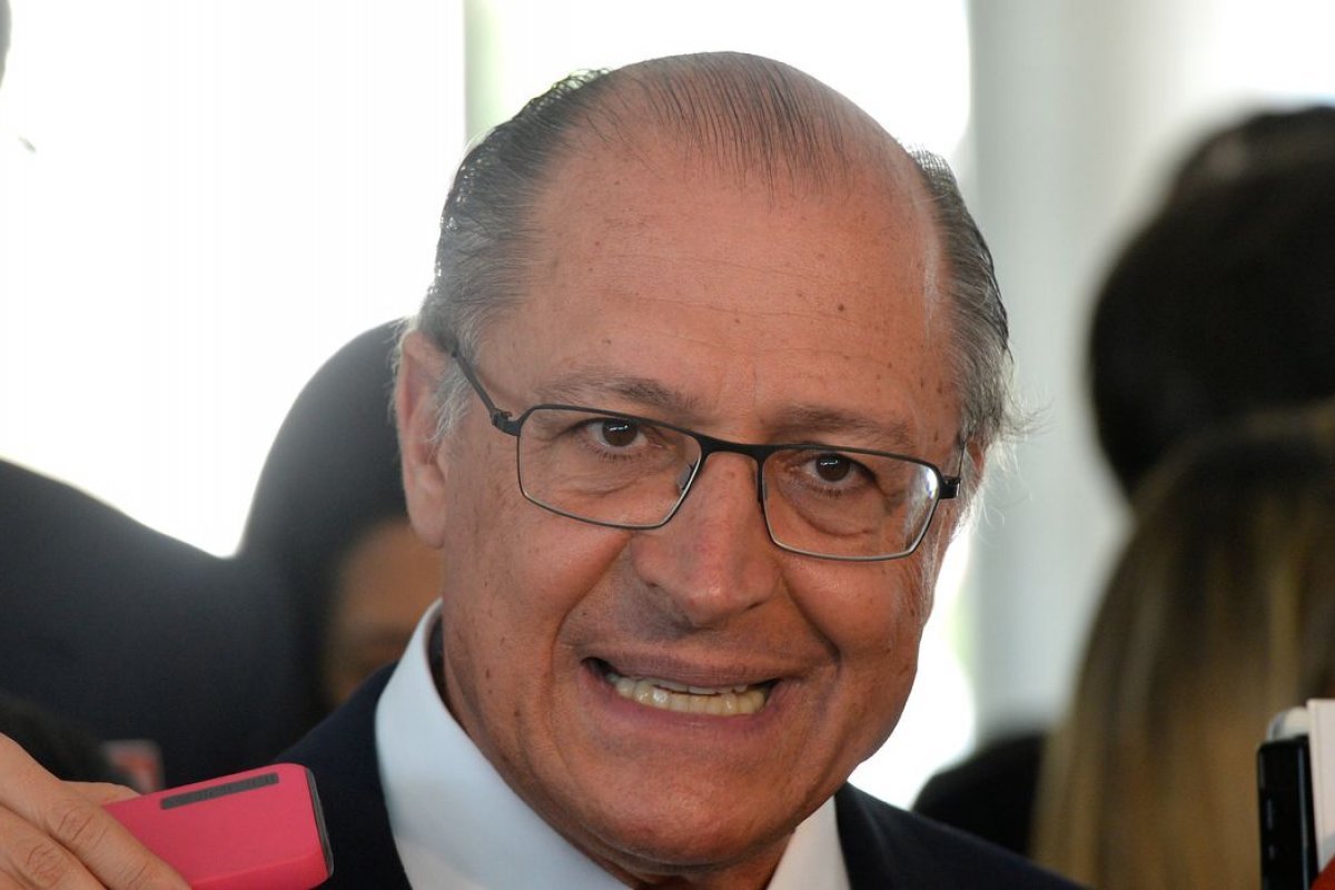 Governo "quer descobrir" por que o Brasil tem juros tão altos, diz Alckmin 
