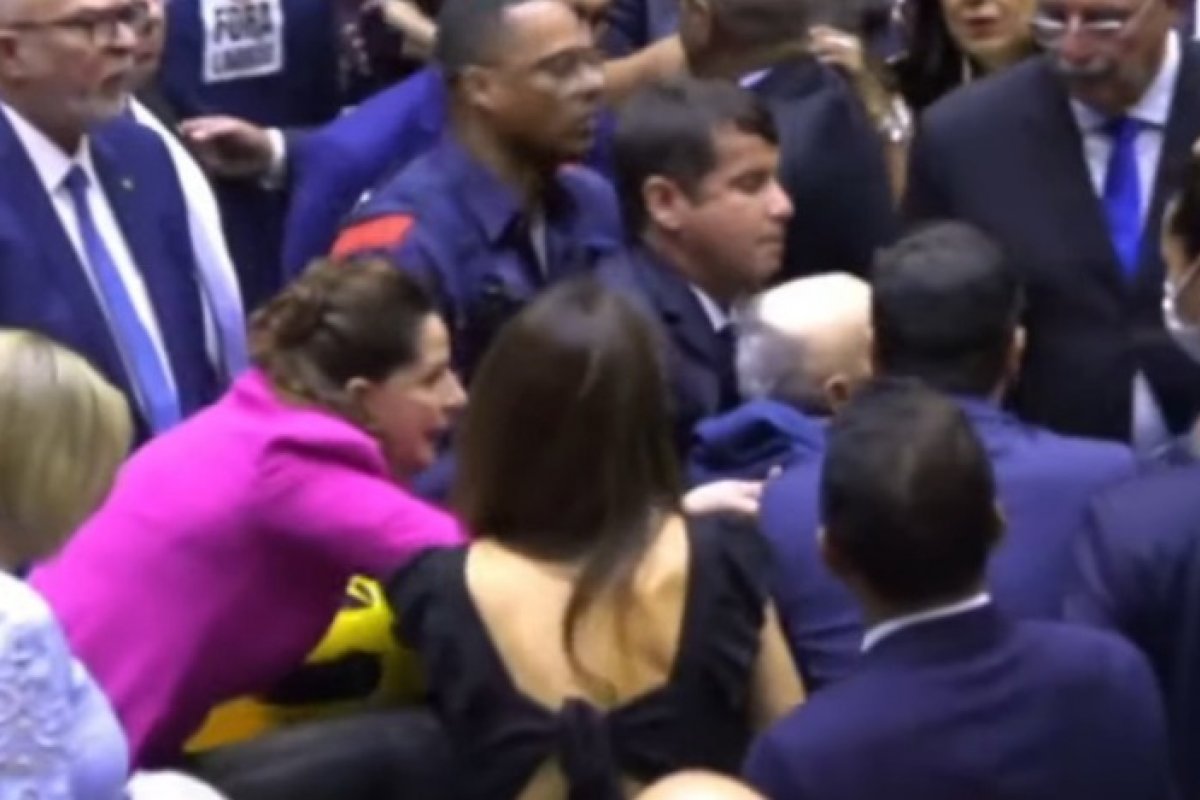 Pai de Arthur Lira desmaia durante sessão de posse de eleitos na Câmara dos Deputados 