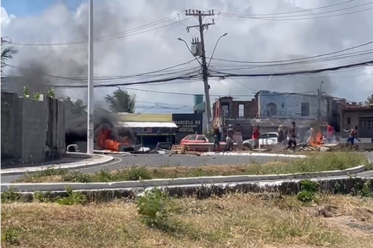 Vídeo: manifestantes ateiam fogo e interditam vias no Stiep 