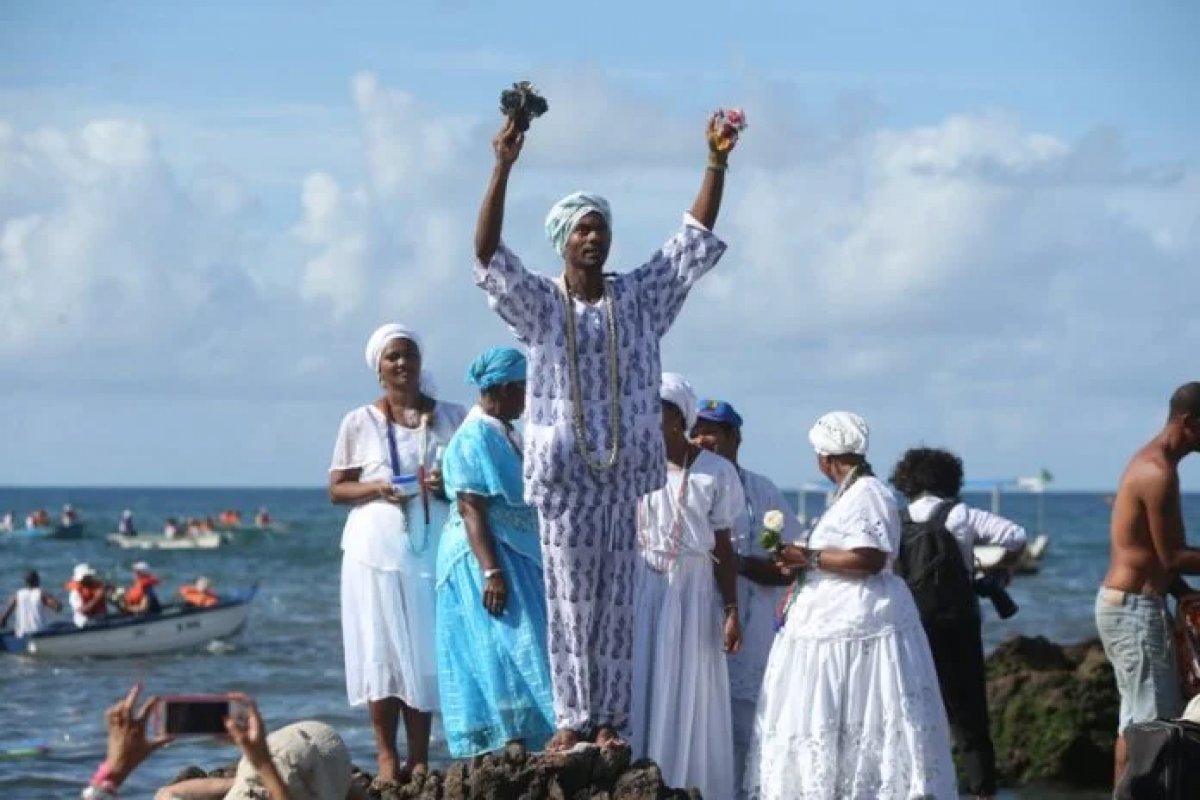 Unidade móvel da Sepromi atua em combate a intolerância religiosa na Festa de Iemanjá
