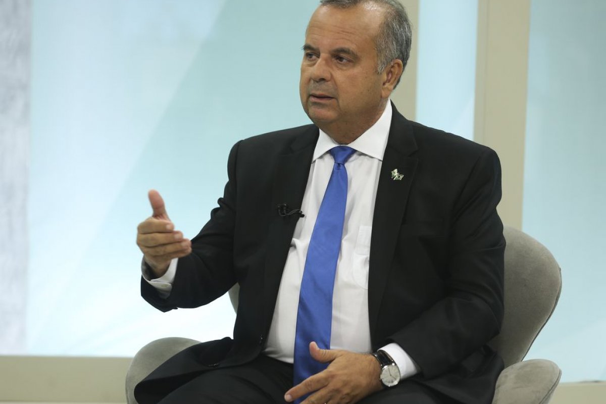 "Não existe democracia quando existe desequilíbrio entre os três poderes", diz Marinho em discurso no Plenário