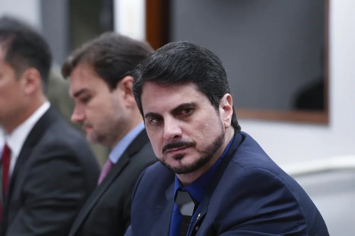 Marcos do Val diz que recebeu proposta golpista de Daniel Silveira; Janaína Paschoal nega renúncia de mandato