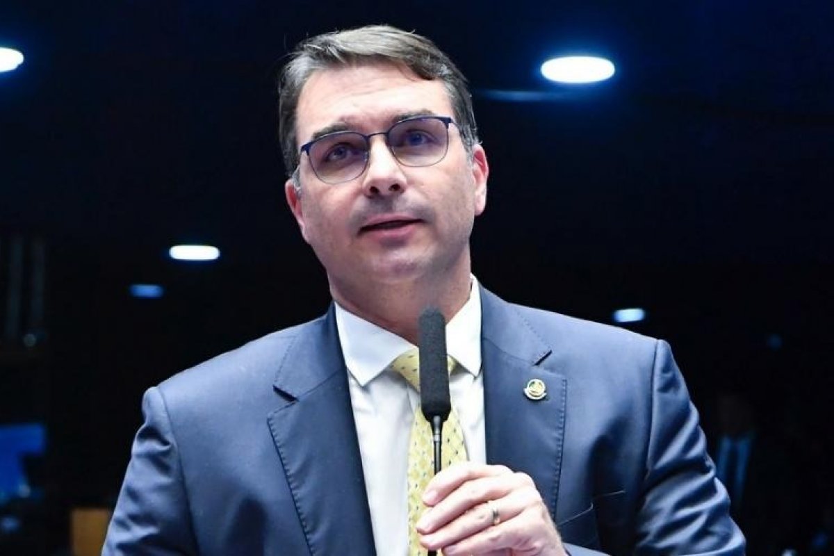 'Não configura crime', diz Flávio Bolsonaro sobre denúncia feita por Marcos do Val