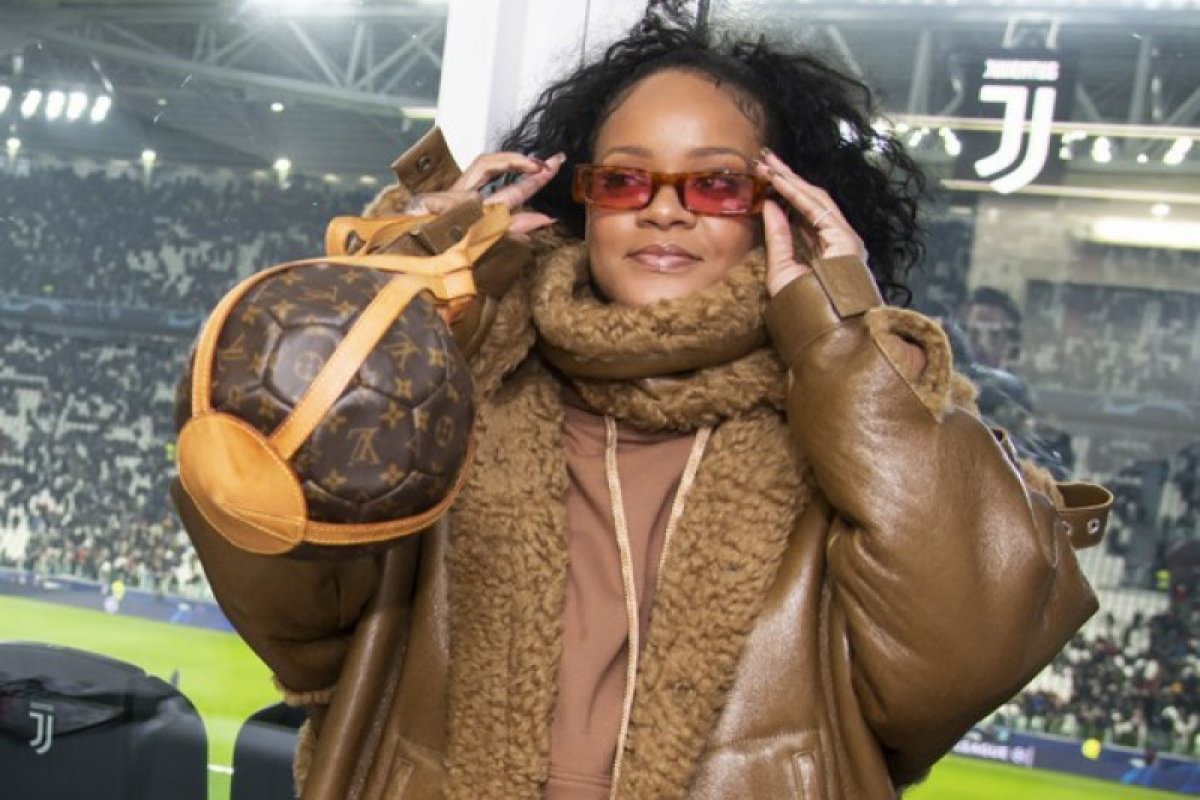 Rihanna usa bolsa em formato de bola de futebol lançada em 1998
