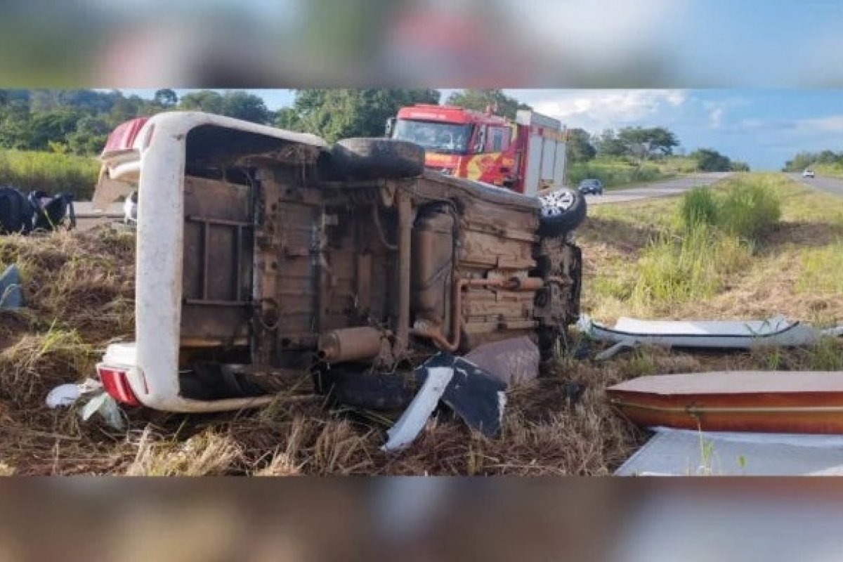 Motorista morre após capotar carro de funerária em Goiás