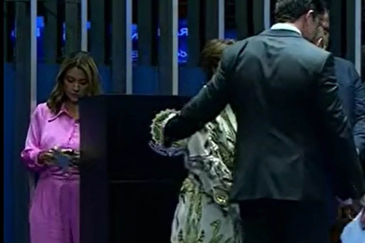 Vídeo:senadora Soraya Thronicke aparece com celular na mão durante votação no Senado 