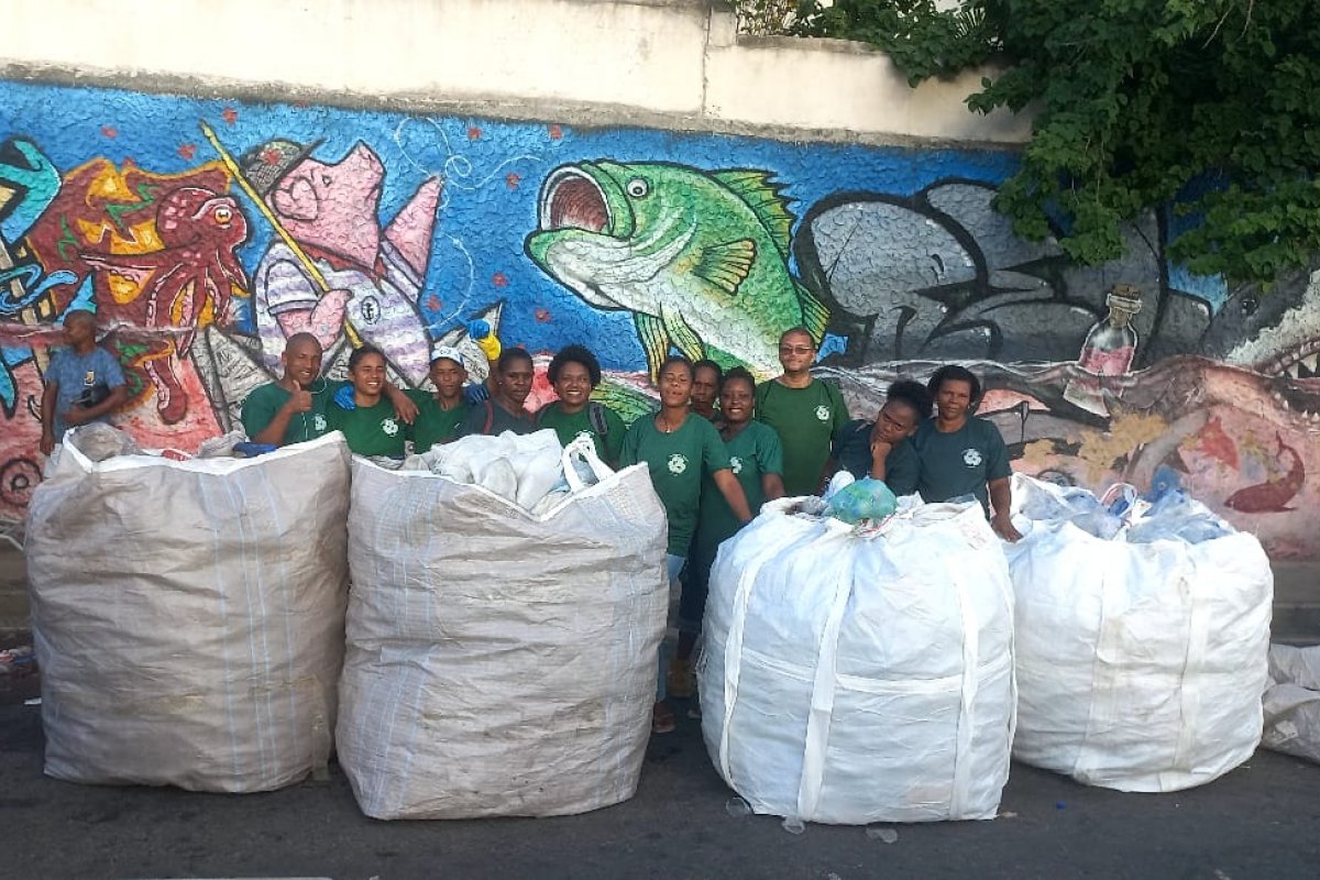 Marca baiana recolhe 240 kg de resíduos no Rio Vermelho com ajuda de cooperativa! 