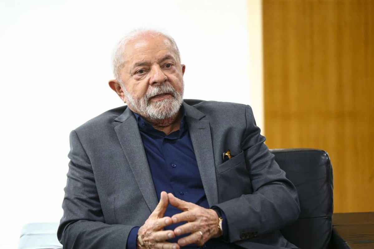 Bolsa Família exigirá carteira de vacinação das crianças em dia, diz Lula 