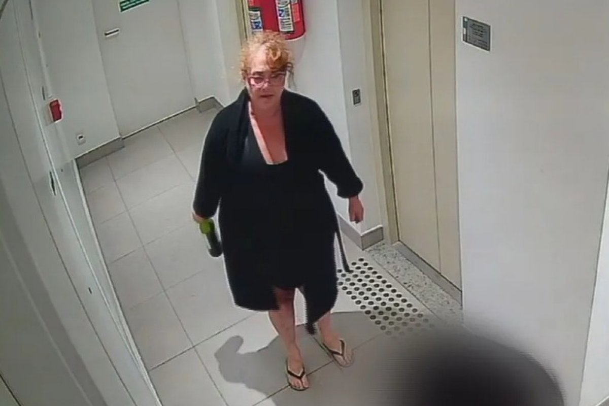 Aposentada que chamou humorista de 'macaco' pede R$ 50 mil por danos morais na Justiça contra condomínio 