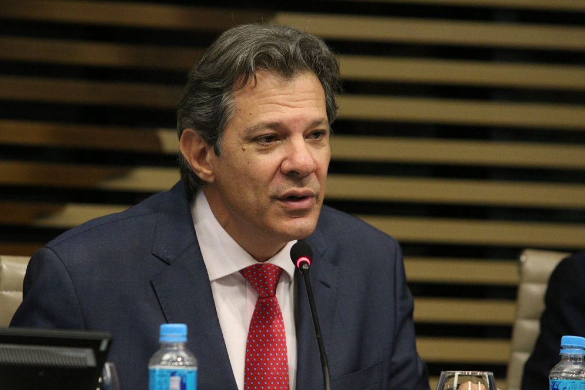Após reunião, governo anuncia compensação de perdas do ICMS de combustíveis aos Estados 