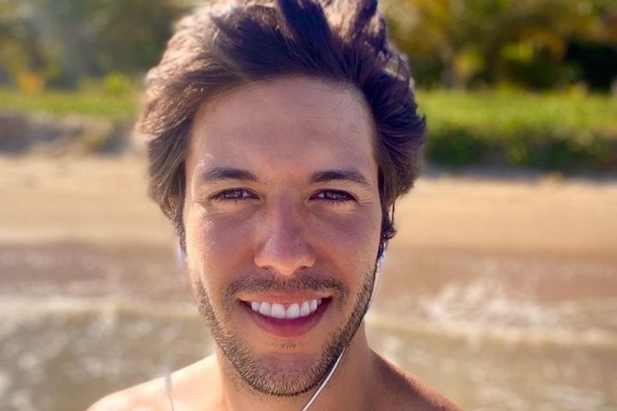 Jornalista Caio Copolla curte praia do Nordeste e manda recado: "Não vão roubar minha alegria de viver"